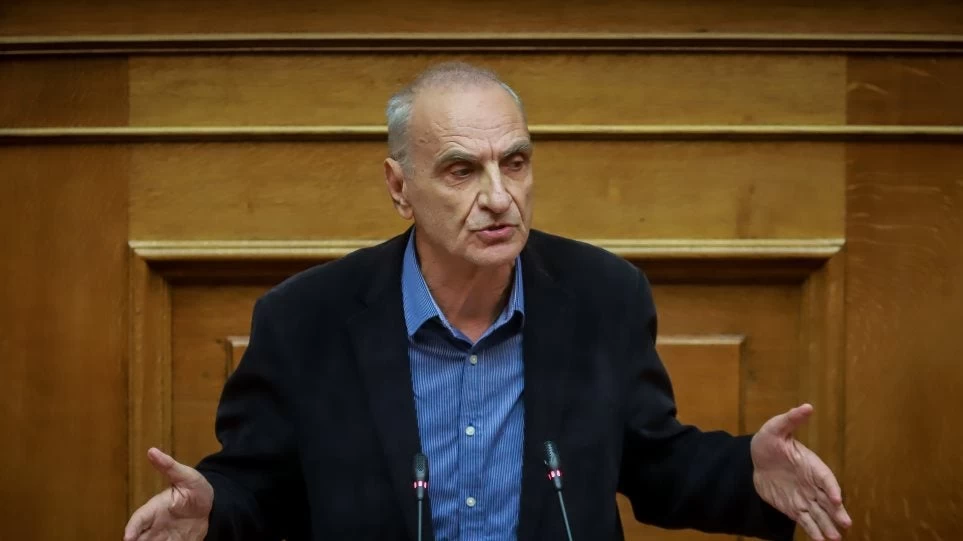 Καβγάς Βαρεμένου-Κουμουτσάκου στη Βουλή: «Καρικατούρα σοβαρότητας οι βουλευτές της ΝΔ» – «Είστε πατριδοκάπηλοι»